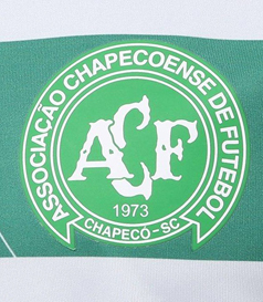 Camisola do Chapecoense s listas verde brancas na parte da frente