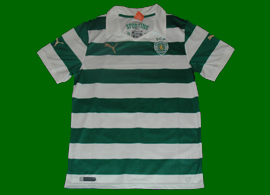 2013/14. Equipamento do Sporting com homenagem  Taa das Taas por dentro da gola. Contrafeita de produo tailandesa