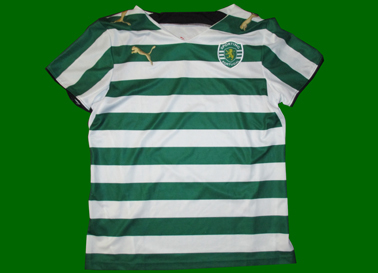 Sporting sample 06/07 It does not have collar, the hoops are wider and thus fewer, and the Club crest is embroidered