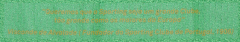 A frase do Visconde, quase ilegvel em amarelo sobre verde